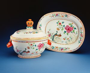 Terrin, dæksel og stativ malet med Double Peacock mønster, Qianlong periode (1736-95) (porcelæn)