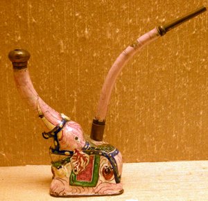 Vandrør formet som en elefant (lertøj) af Chinese School