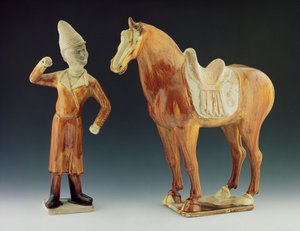 Brudgom-figur iført frakke og spids hat med en sadlet hest, Tang-dynastiet 618-906 (keramik og lertøj)