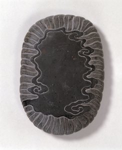 Blæksten udskåret med bølgemønstre, sandsynligvis Ming-dynastiet (grå tuan-sten) (underside) (se 142695)