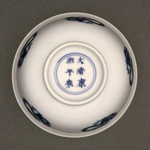 Underside af en skål, Kangximærke og -periode 1662-1722 (porcelæn med blå underglasur) (se også 142284)