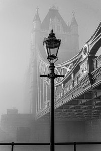 Tåget Tower Bridge af Chris Hamilton