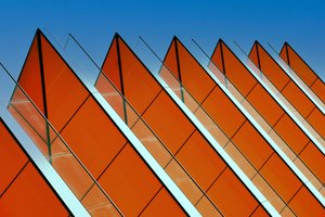 Orange geometrisk facade