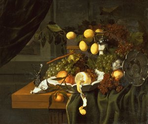 En skrællet citron, appelsiner og druer i et fad (olie)