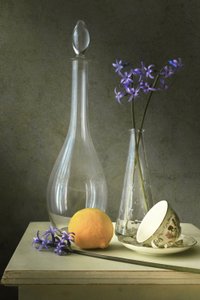 Lilla blomster og glas af Christian MARCEL