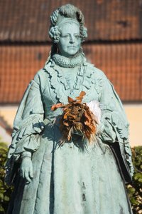Statue af dronning Caroline Amalie (1796-1881) af Danmark (bronze)