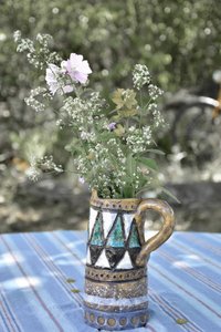 Vilde blomster i en rustik vase af Christina Sillen