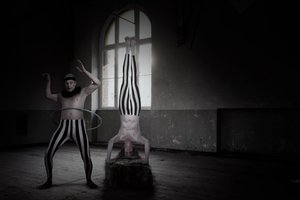 Dark Circus-håndstand af Christine von Diepenbroek