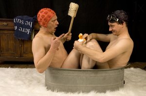 Humoristisk bade-duo af Christine von Diepenbroek