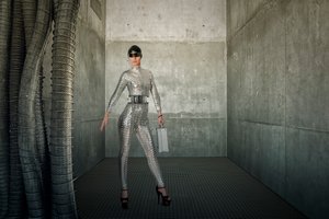 Elegant, futuristisk kvinde