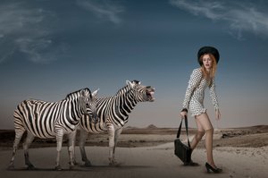 Surrealistisk modescene i ørkenen af Christine von Diepenbroek