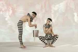 Surrealistiske harlekinfigurer af Christine von Diepenbroek