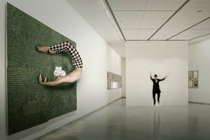 Surrealistisk museumsperformer af Christine von Diepenbroek