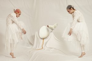 Surrealistiske kvinder og æg af Christine von Diepenbroek