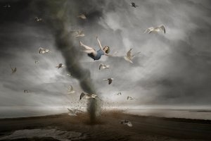 Kvinde i tornado af Christine von Diepenbroek