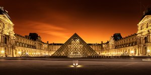 Nattudsigt over Louvre-pyramiden af Christophe Kiciak