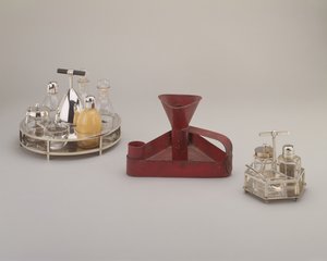Galvaniseret sølv cruet sæt, Elkington & Co., 1885; rød trekantet dryppande i fortinnet jern, Richard Perry, Son & Co., ca. 1876; galvaniseret sølv cruet sæt, Hukin & Heath, 1885