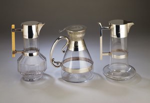 Sølvmonteret claret kande, 1882; galvanisk monteret claret kande med æstetisk stil dekoration til monteringer; sølvmonteret claret kande, 1880, alt fremstillet af Hukin & Heath (skåret glas) af Christopher Dresser