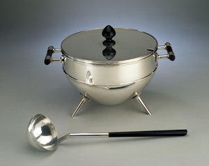 Suppeterrin og øske, fremstillet af Hukin & Heath, 1880 (elektroplade og eboniseret træ)