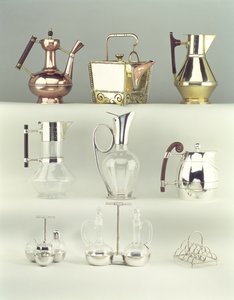 Top, L-R: Orientalsk kaffekande, Benham & Froud, ca. 1888 (messing, kobber og træ); japansk nittet firkantet tekande, Benham & Froud, ca. 1888 (kobber og messing); Claret Jug, Richard Perry, Søn & Co., ca. 1880