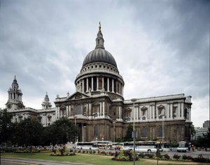 En udsigt over katedralen Saint Paul designet af arkitekten Christopher Wren (1632-1723), kuplen har tilnavnet Pantheon. London, England