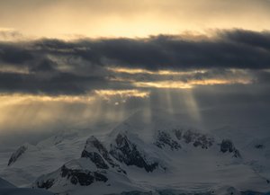 Gyldne stråler over bjergene