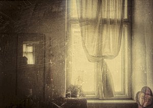 Solbelyst vintage-vindue af Clara Arustei