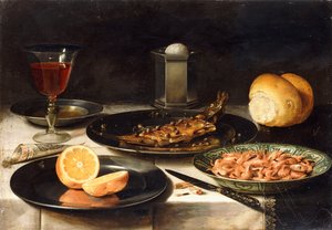 En sild med kapers og en skåret appelsin på tallerkener og en skål rejer på et bord,