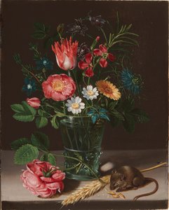 Blomster i en vase med en nappende mus.