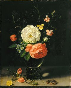 Blomster i en vase med græshoppe og frø.