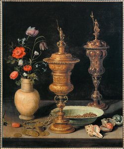 Stilleben med pokaler, blomster og skaller af Clara Peeters