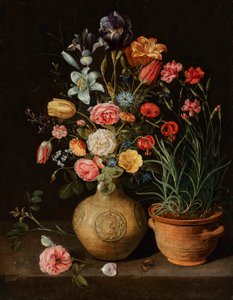 Stilleben med roser, liljer, en iris og andre blomster i en vase af lertøj, med en potte med nelliker og en sommerfugl på en afsats