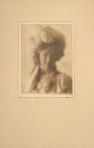 [Portræt af en kvinde i kostume]. af Clarence H. White