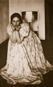 Pige i en blomstret kjole, ca. 1910 (fotogravure)