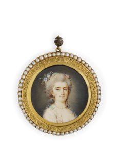 Comtesse Diane de Polignac, i decolleté-hvid kjole, blomster og pebermyntegrønt bånd i sit opslåede pudderhår, iført perlehalskæde og øreringe (akvarel på elfenben i forgyldt metalramme med spaltet perlekant) af Claude Jean Baptiste (attr. to) Hoin