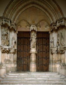Udsigt over portalen til Chartreuse af Champmol. Det er dekoreret med fem skulpturer lavet af Sluter Claus (ca. 1350 omkring 1405): Jomfruen, hertugen og hertuginden af Bourgogne, Johannes Døberen og Saint Margaret. 1386-1401 Dijon (Gold Cote)
