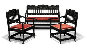 Sen viktoriansk udskåret eboniseret sofa og et par lænestole, slutningen af det 19. århundrede (eboniseret træ og rød chenille)