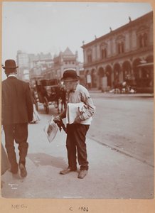 En mand står på fortovet på Broadway mellem 34th St. og 35th St. med avisen The Evening Telegram i hånden af Company Byron