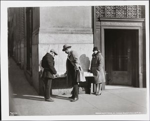 Den blinde nyhedshandler, Aaron Weintraub, ved sin stand i det sydøstlige hjørne af 7th Avenue & 32nd Street af Company Byron