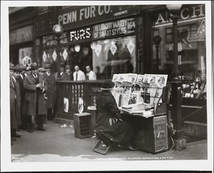 Den blinde nyhedshandler, Fannie Lyons, ved sin stand i det sydøstlige hjørne af 7th Avenue & 34th Street af Company Byron