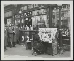 Den blinde nyhedshandler, Fannie Lyons, ved sin stand i det sydøstlige hjørne af 7th Avenue & 34th Street