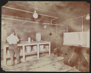 Filmlaboratorier hos Carlton Motion Picture Co. med fem mænd og en kvinde, der arbejder med film, splejsning osv., New York af Company Byron