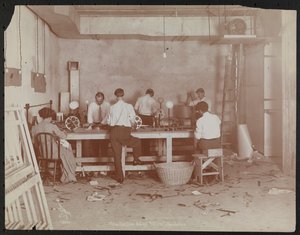 Filmlaboratorier hos Carlton Motion Picture Co. med fem mænd og en kvinde, der arbejder med film, splejsning osv., New York