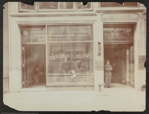 Første sals facade på 122-124 E. 25th Street, Camera Building, American Cinephone Company, American Kinograph Company og dørmand, New York af Company Byron