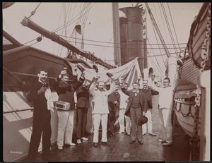 Officerer og besætning skåler med champagne og cigarer på dækket af S.S. "Umbria", ca. 1897 (s/h foto)