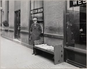 Den blinde nyhedshandler, Frederick Rode og det sydøstlige hjørne af Broadway & 41st St. Et Western Union-skilt er synligt i vinduet bag Mr. Rode af Company Byron