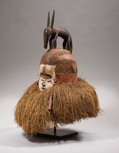 Suku hjelmmaske (dyre- og vegetabilske fibre, træ og raffia)
