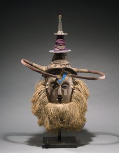 Yaka hjelmmaske (dyre- og vegetabilske fibre, træ og raffia)