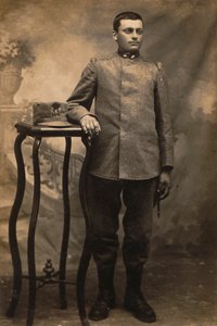 Album "The GM R. Army (1. Verdenskrig)": soldat fra det 34. infanteriregiment i uniform efter land (s/h foto) af Conterno Conterno