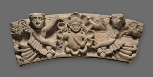 Keystone of an Arch: Kvindebust i en medaljon støttet af engle, 400